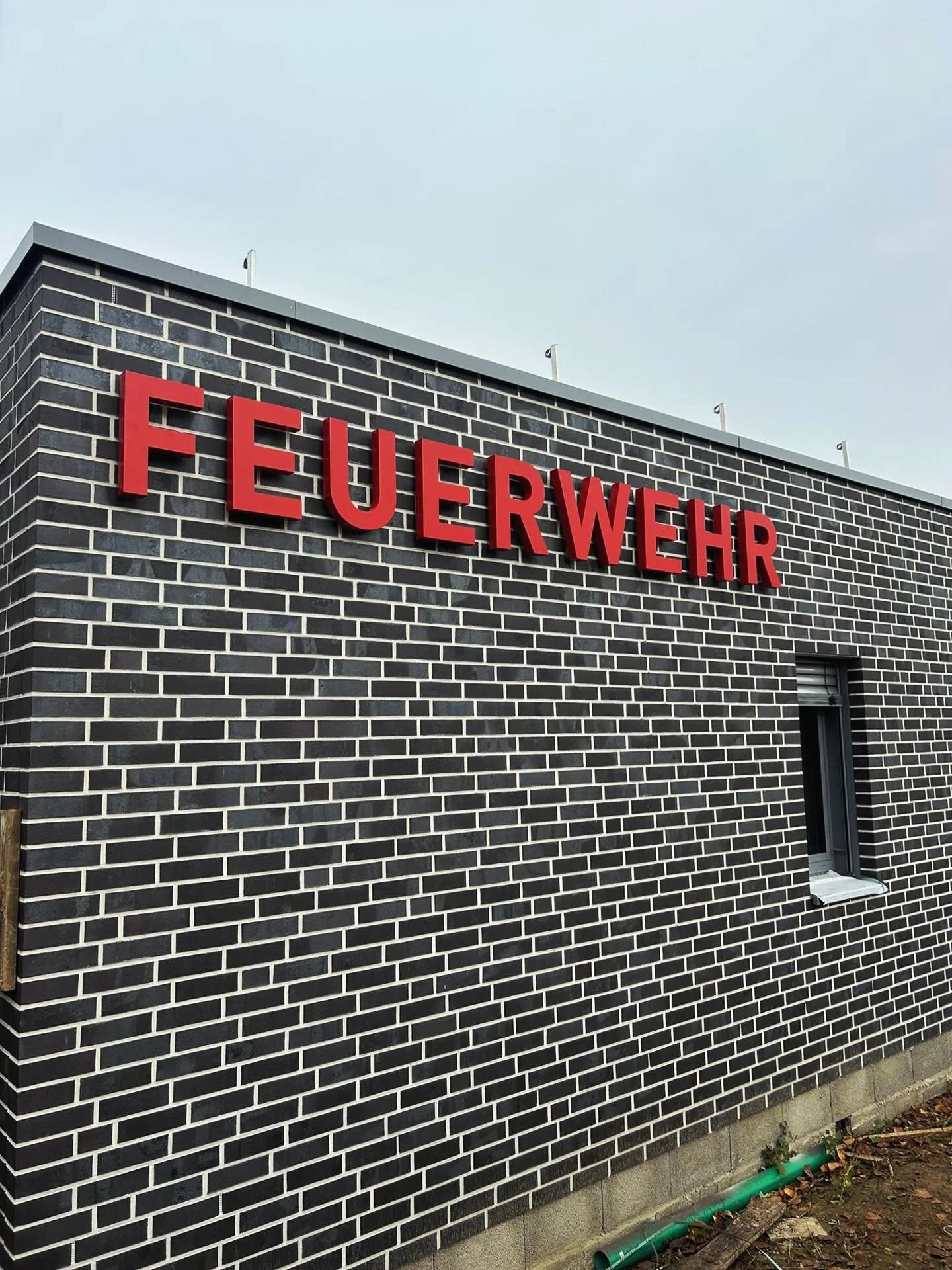 Neue Einzelbuchstabenwerbeanlage f&uuml;r das Feuerwehrger&auml;tehaus in Erwitte-Bad Westernkotten 🤩🔥🧯🧑&zwj;🚒🚒

#schilderundlichtreklamehersteller #werbeanlage #au&szlig;enwerbung #ooh #feuerwehr #nrw #erwitte #werbetechnik