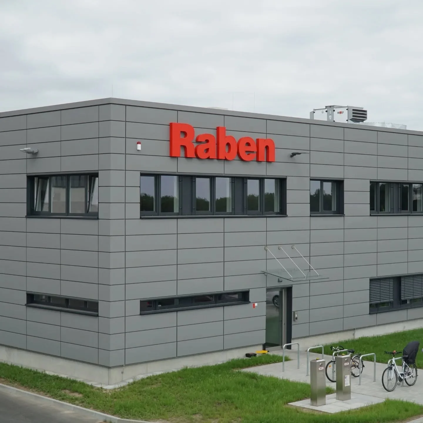 F&uuml;r die Firma @rabengroup_germany haben wir vor einiger Zeit in Ragow bei Berlin mehrere Au&szlig;enwerbeanlagen sowie weitere Objektbeschriftungen an der Fassade installiert 🏬📦

Highlight ist die gro&szlig;e Einzelbuchstabenanlage im Profil 4