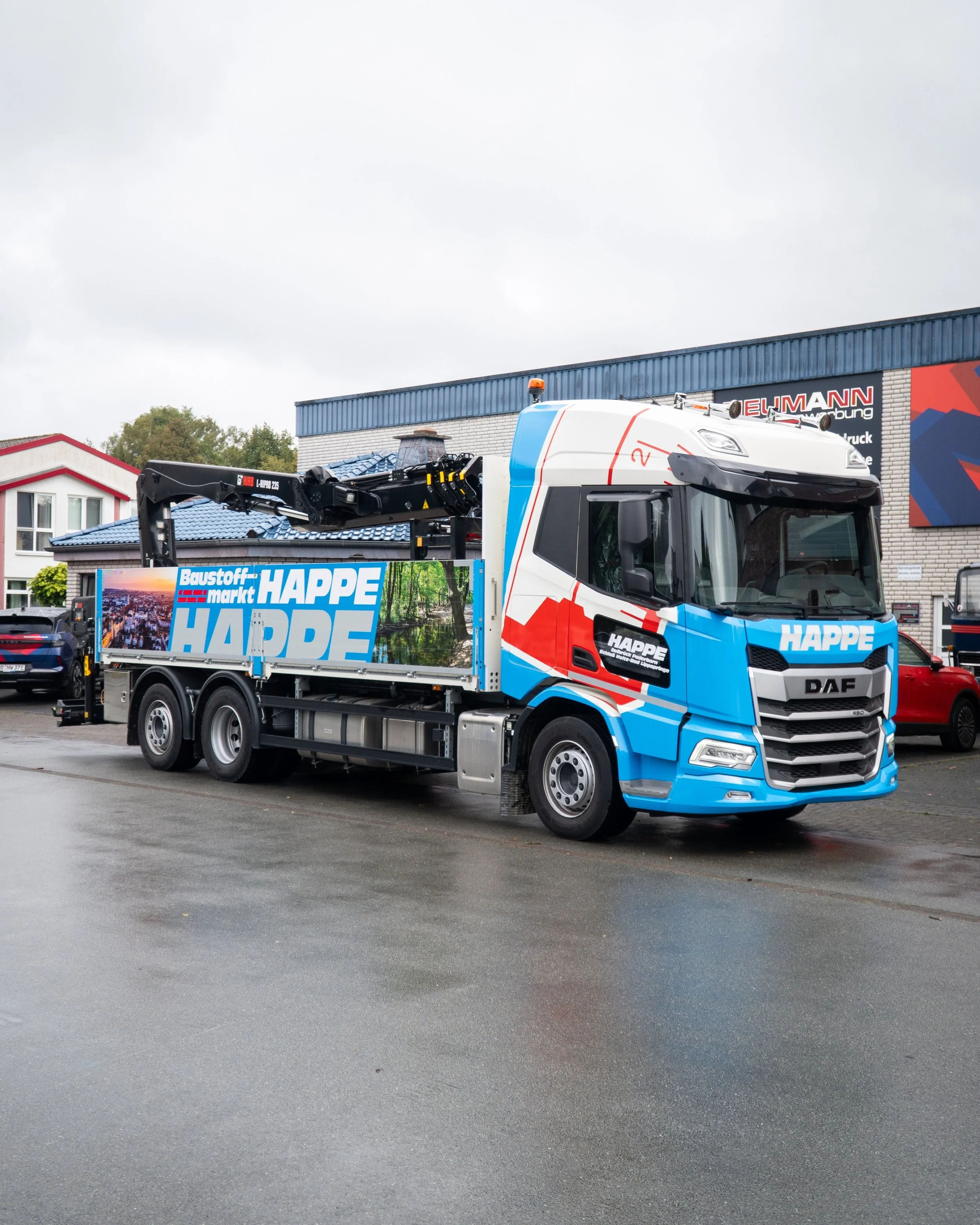 Diese Teilfolierung der Fahrerkabine f&uuml;r @happe_baustoffmarkt verbindet den gewohnten Fuhrpark-Look mit einem neuen Element und wird somit zum Hingucker, der sich dennoch in den bestehenden Fuhrpark eingliedert 💯

Wir sind somit dem Kundenwunsc