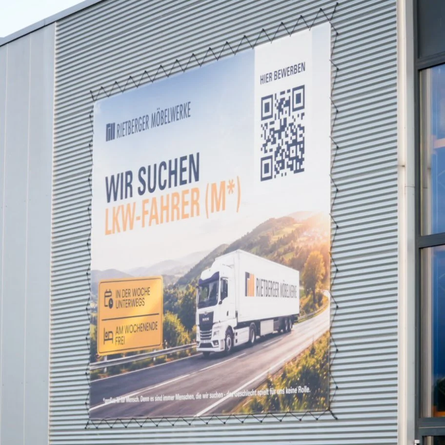 Dieses neue Banner f&uuml;r @rmw_interior haben wir k&uuml;rzlich direkt an der B64 austauschen d&uuml;rfen 🤩 Schon gesehen beim vorbeifahren? 🛣️

Dank XXL-Format von 500x500cm f&auml;llt diese Mitarbeiterwerbung nun unweigerlich ins Auge!

Wir bed