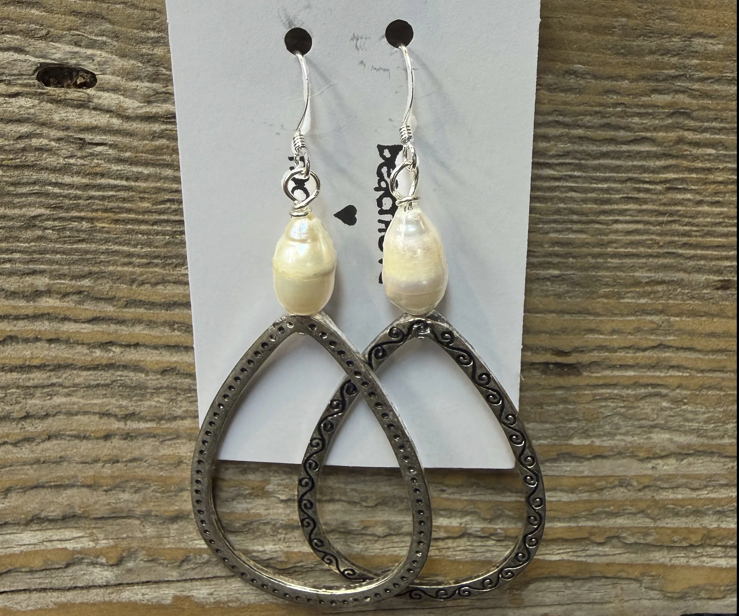 BL26-106TeardropSilverPearlEarrings.jpg