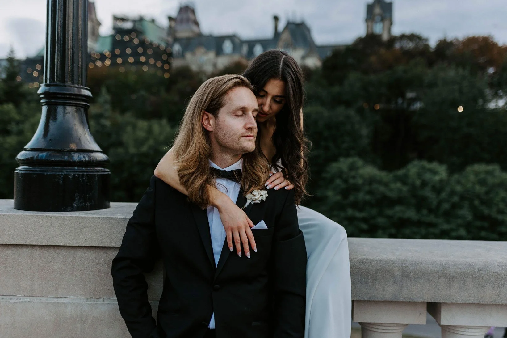 Bride and groom downtown ottawa