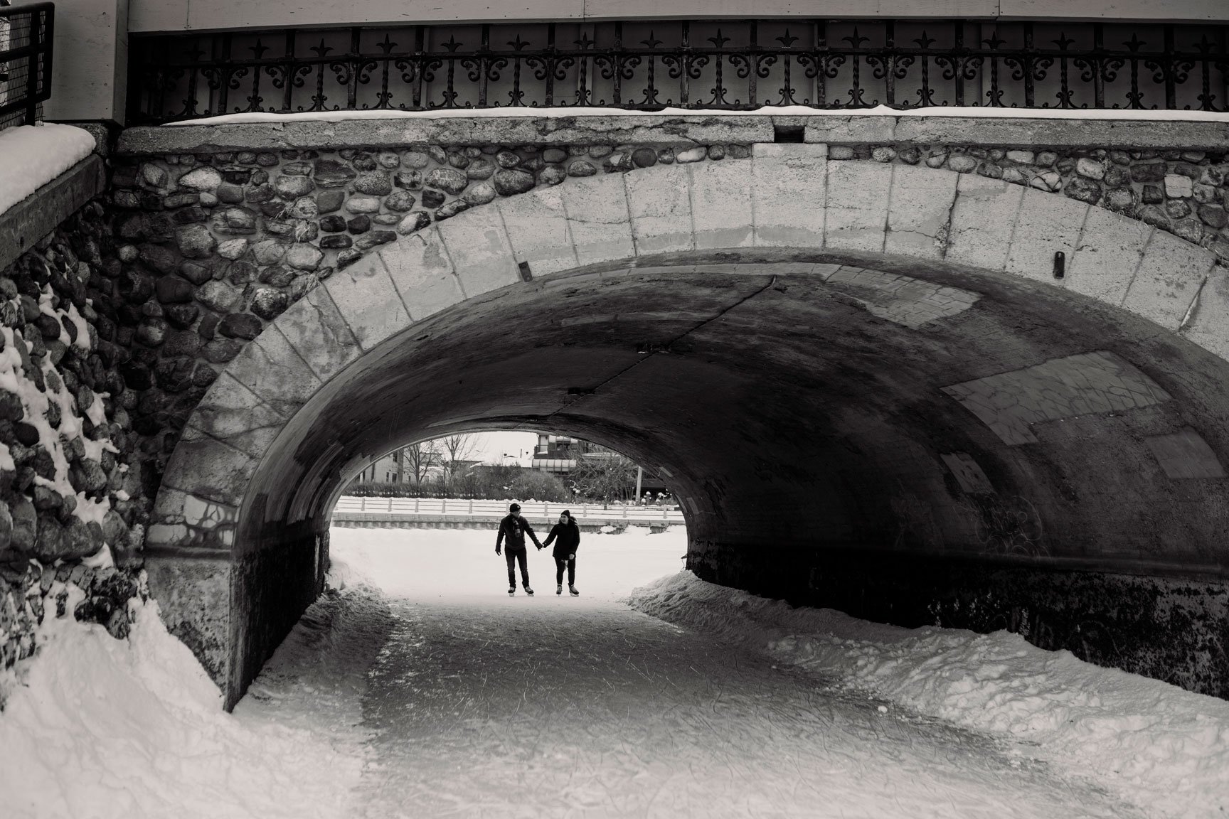 engagement photo at rideau canal