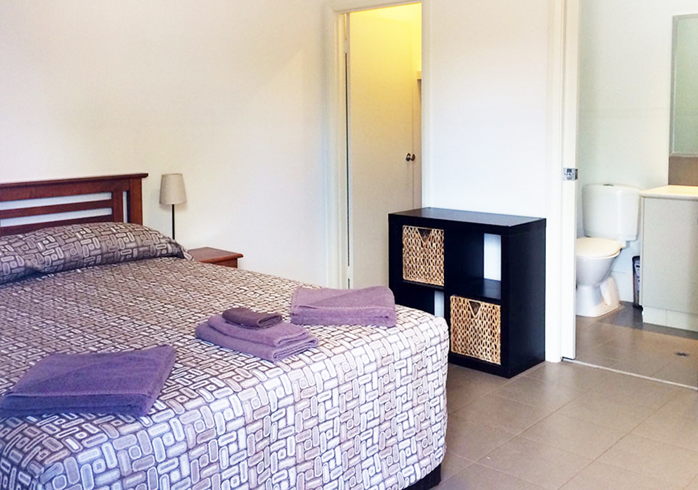 Queen-with-ensuite1.jpg