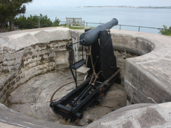 A similar style 64 Pounder Rifled Muzzle-Loaded Gun on Moncrieff disappearing mount, at Scaur Hill Fort, Bermuda. Source: Wikipedia.