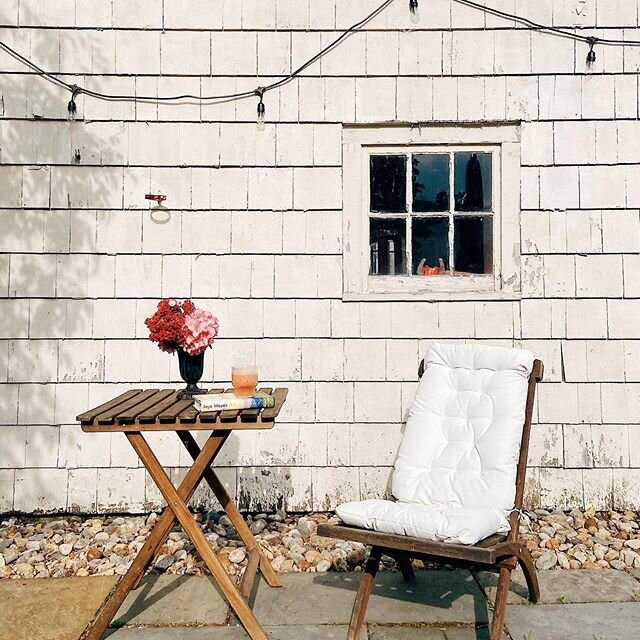 It&rsquo;s not perfect, but it&rsquo;s mine 🌞 carving out a little reading spot on the patio for the summer 👏🏼#foreveryungyard #readingspot #patiolife