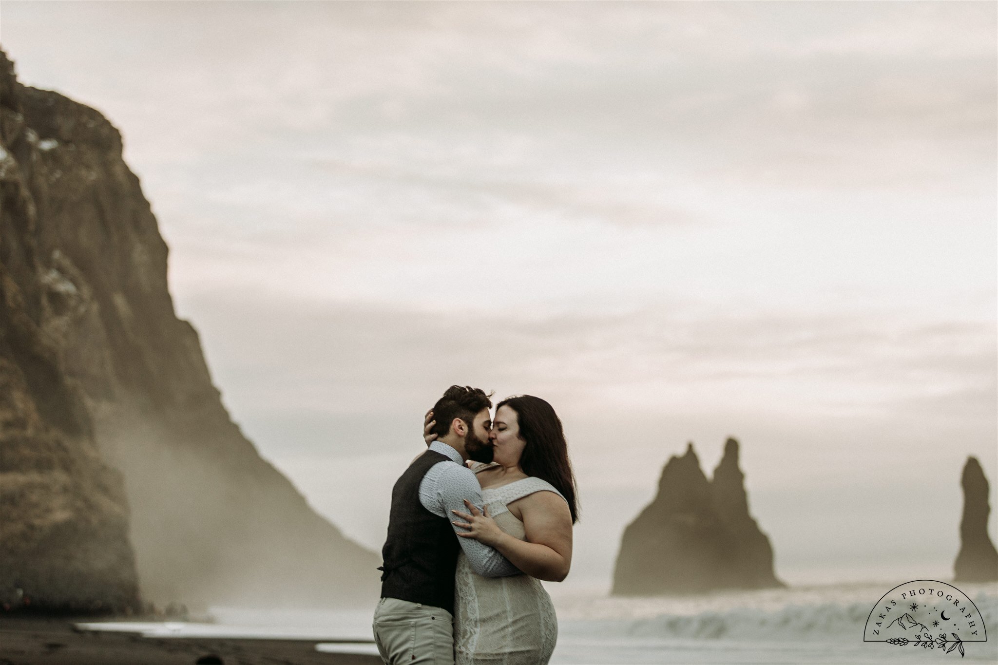 Iceland honeymoon photos black sand beach | iceland elopement photographer | zakas photography 