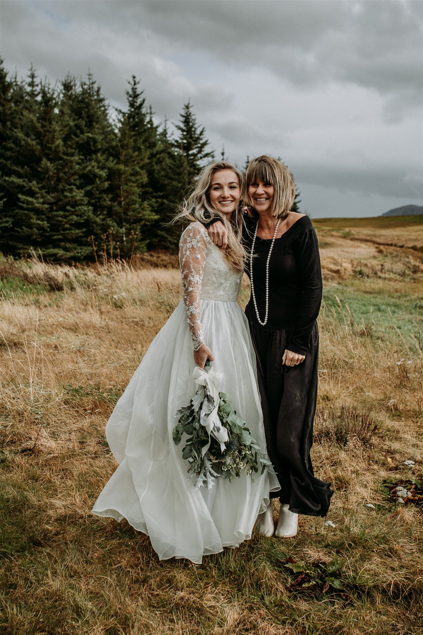 iceland elopement couple | elopement photos with family | zakas photography