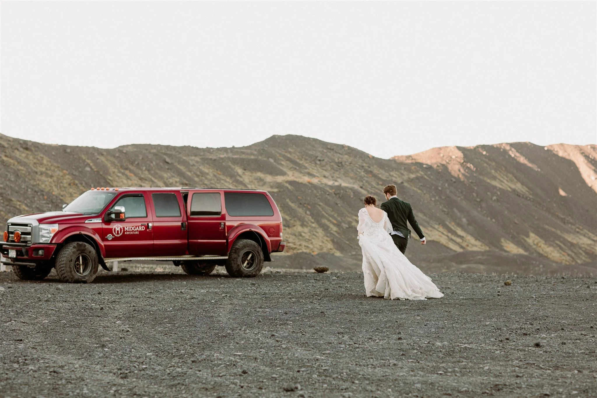 off-road Iceland elopement in the highland by elopement planner Steph zakas