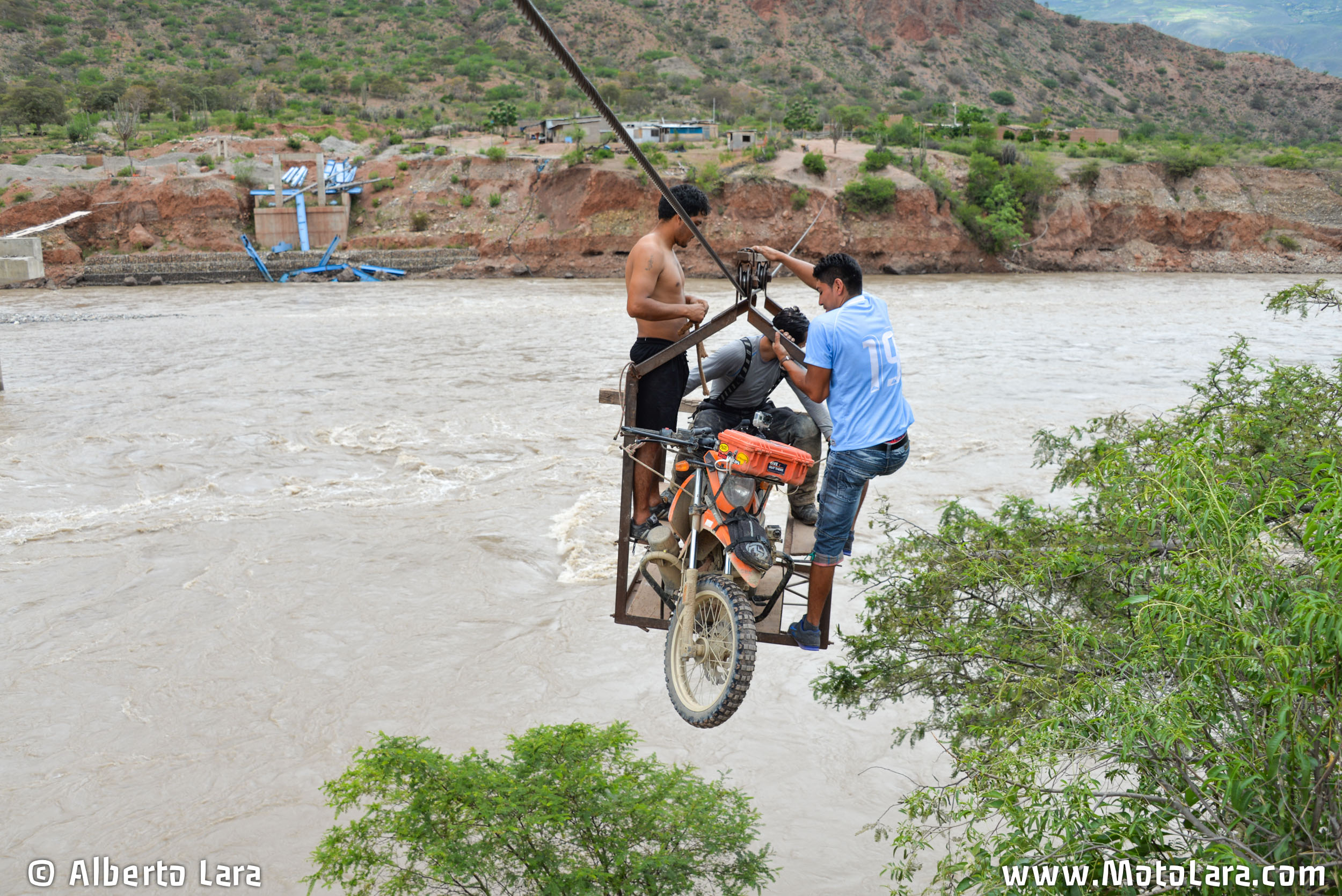 Corssing the Marañon river by cage & cable near Urpay, La Libertad.jpg