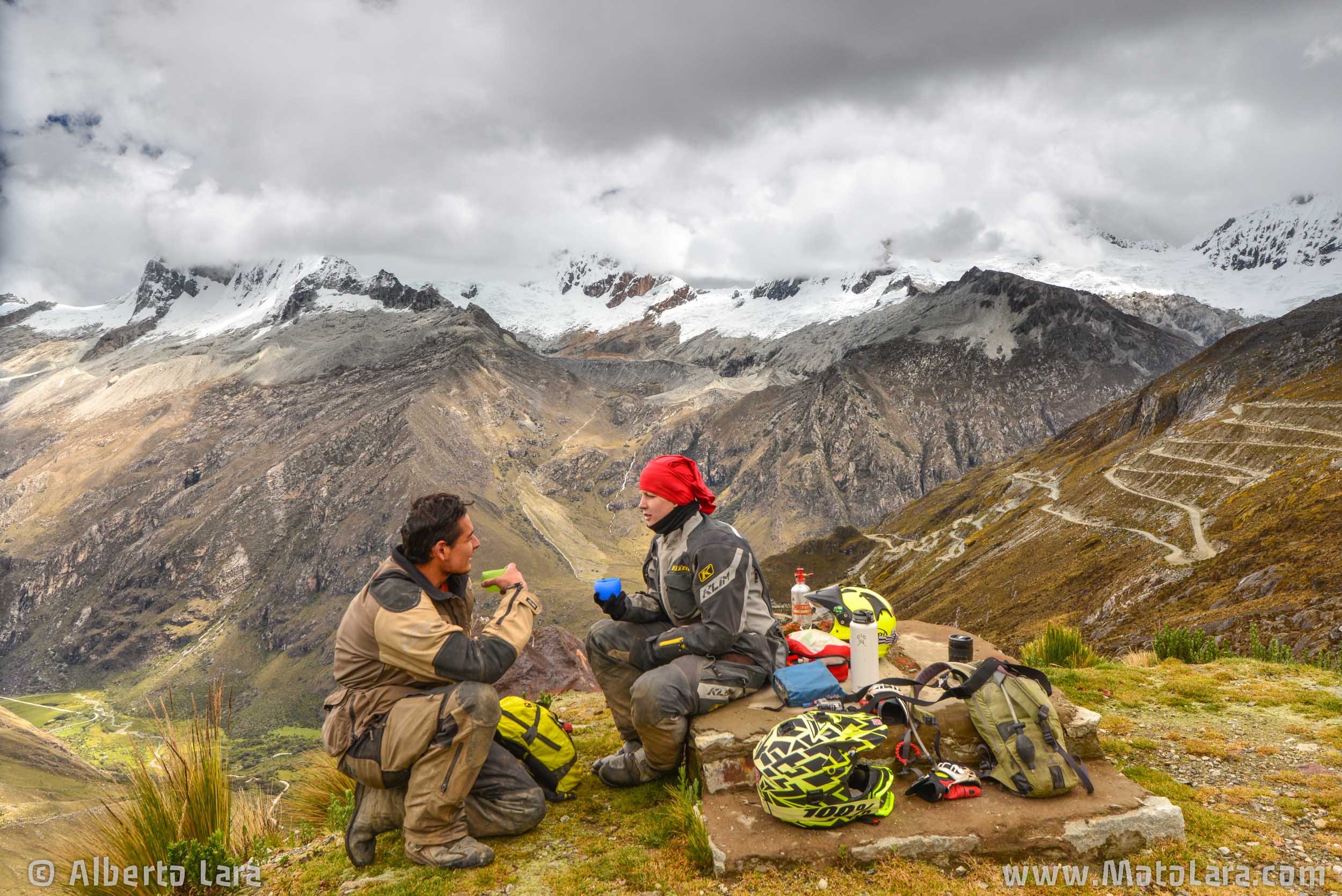 Having hot tea at Paso Portachuelo, Cordillera Blanca.jpg