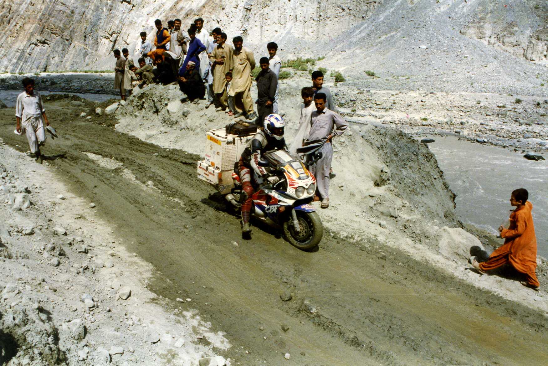 1995-1998 Pakistan Karakoram Highway.jpg