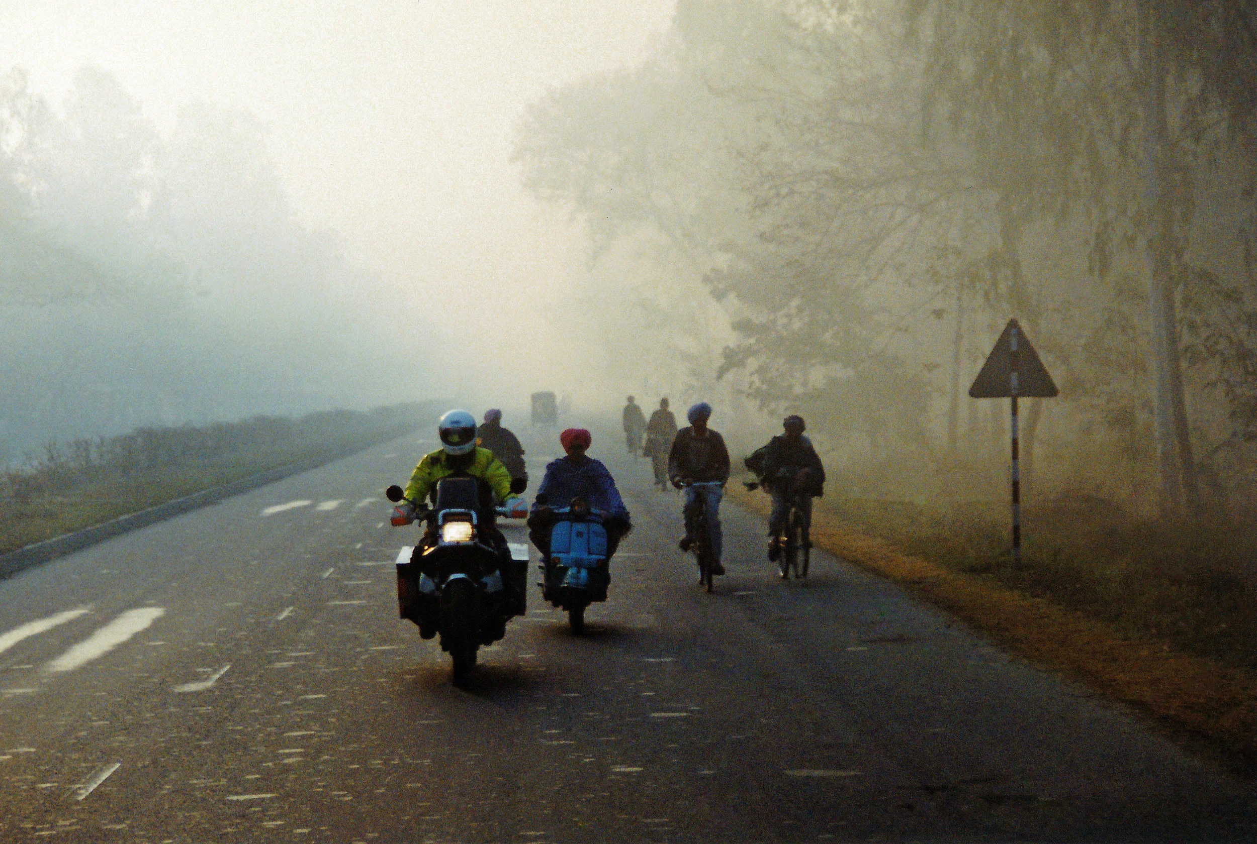 SAM MANICOM - Grand Trunk Road in India at dawn