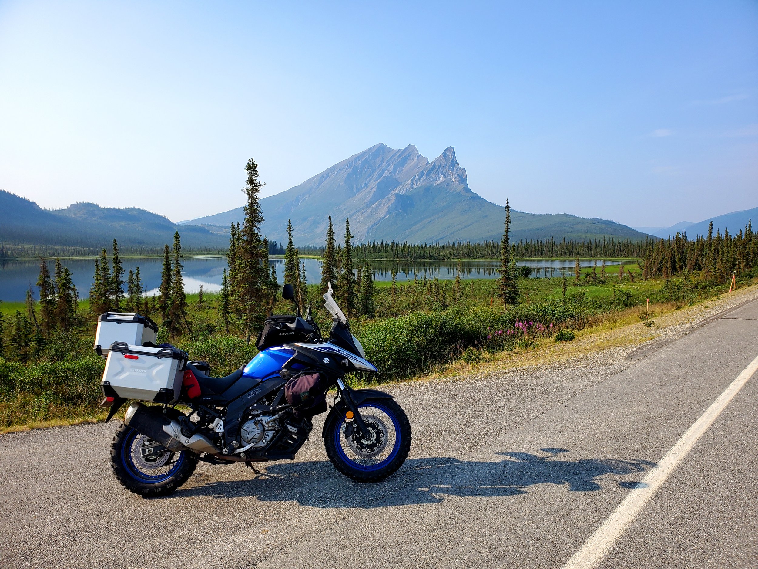  Sukakpak Mountain rises 1,338 metres and reflects in the still, blue waters of the Koyukuk River. Sukakpak is an Inupiat word meaning “marten deadfall” because, seen from the north, the peak resembles a carefully balanced log used to trap marten. 