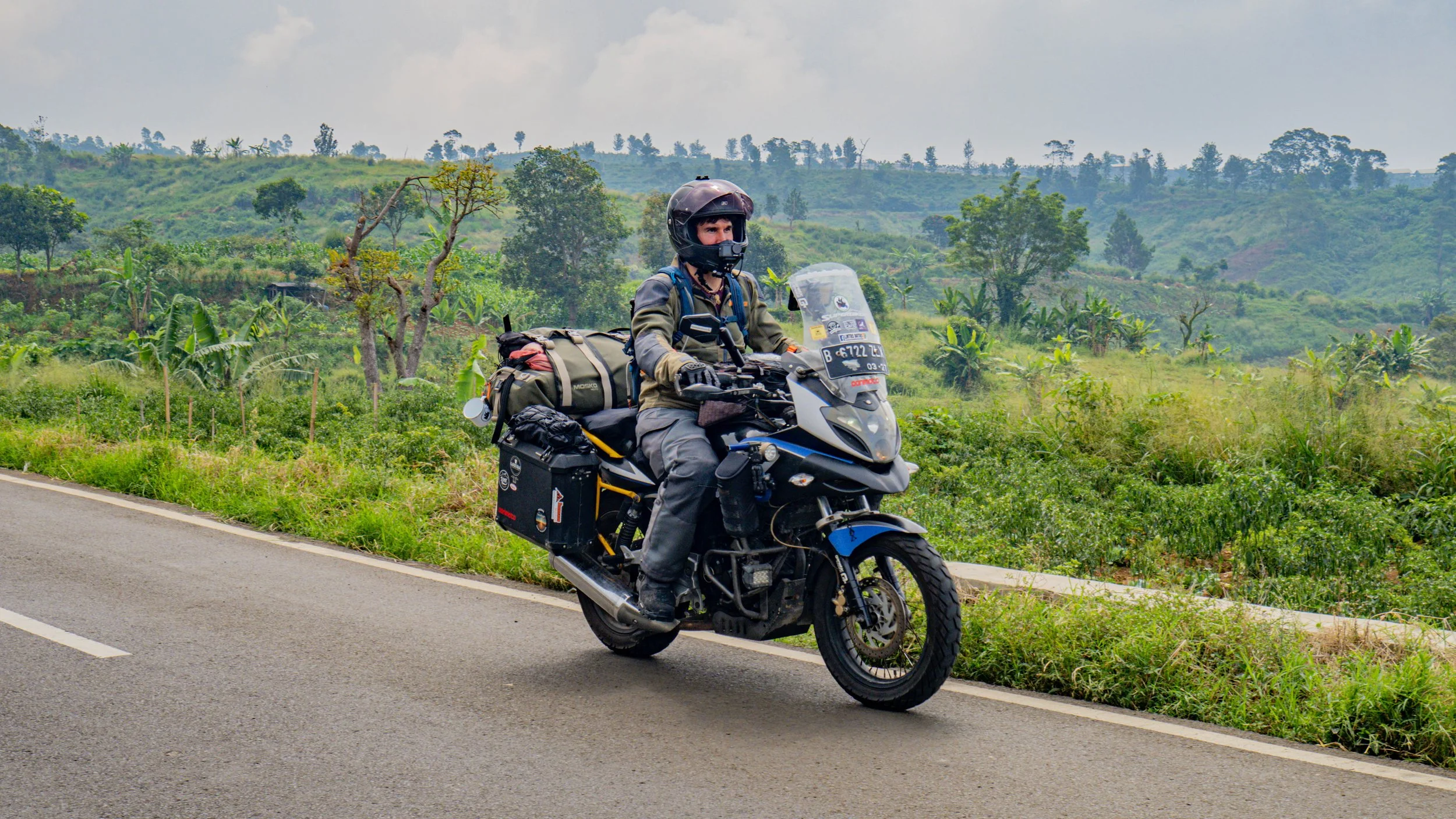 Motocicleta de aventura durante un recorrido turístico