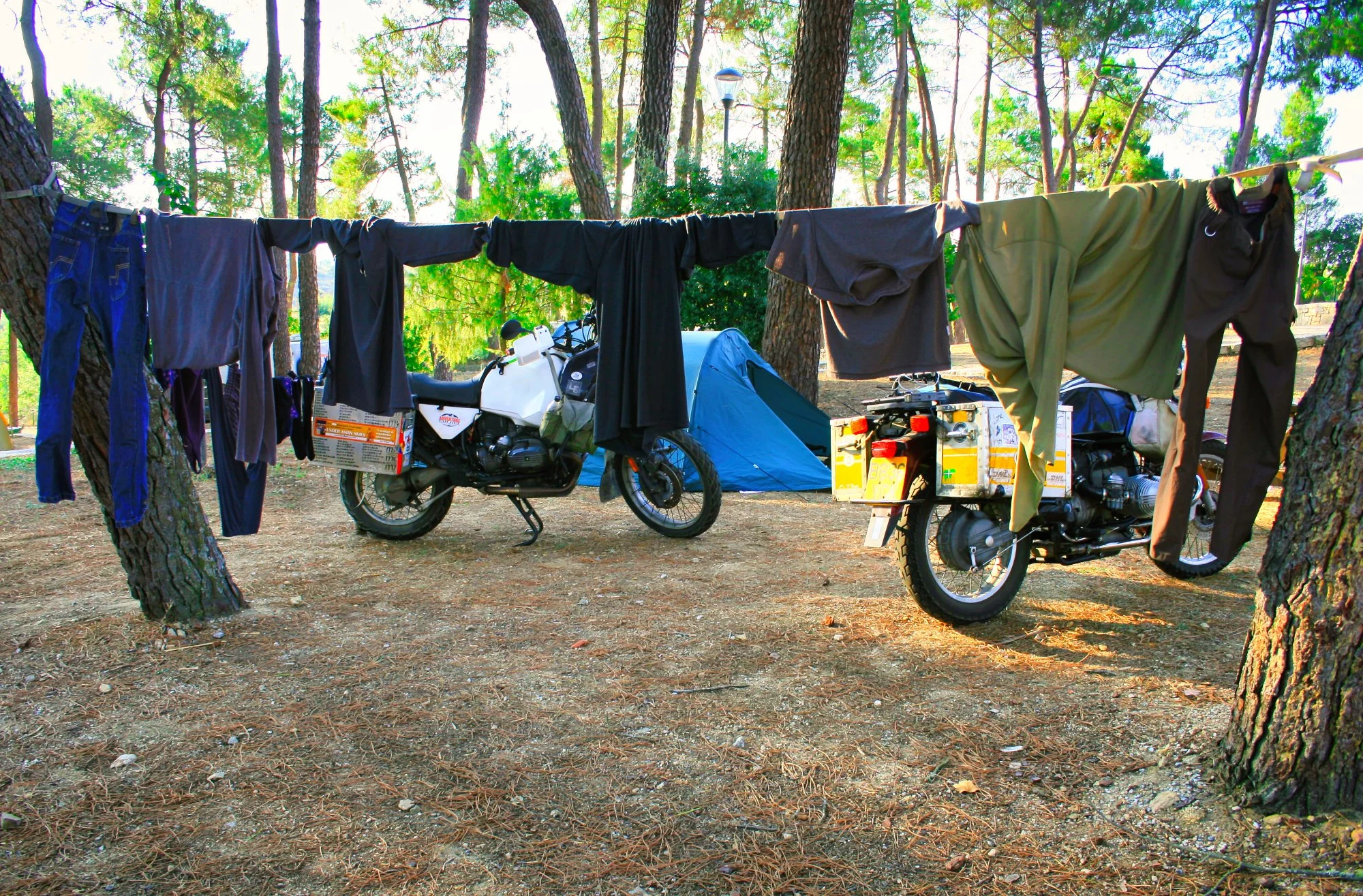  Sam Manicom: Luggage strap washing line. 