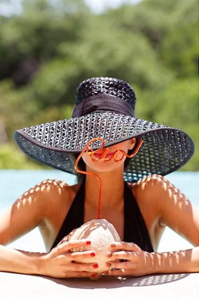Refreshing drinks in the pool