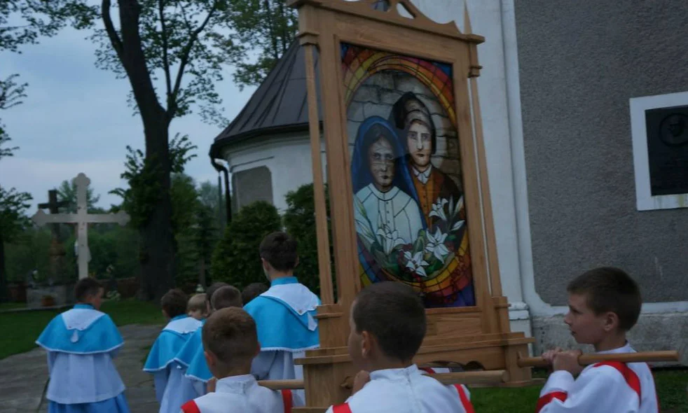 Procesja - Feretron Błogosławionych Hiacynty i Franciszka