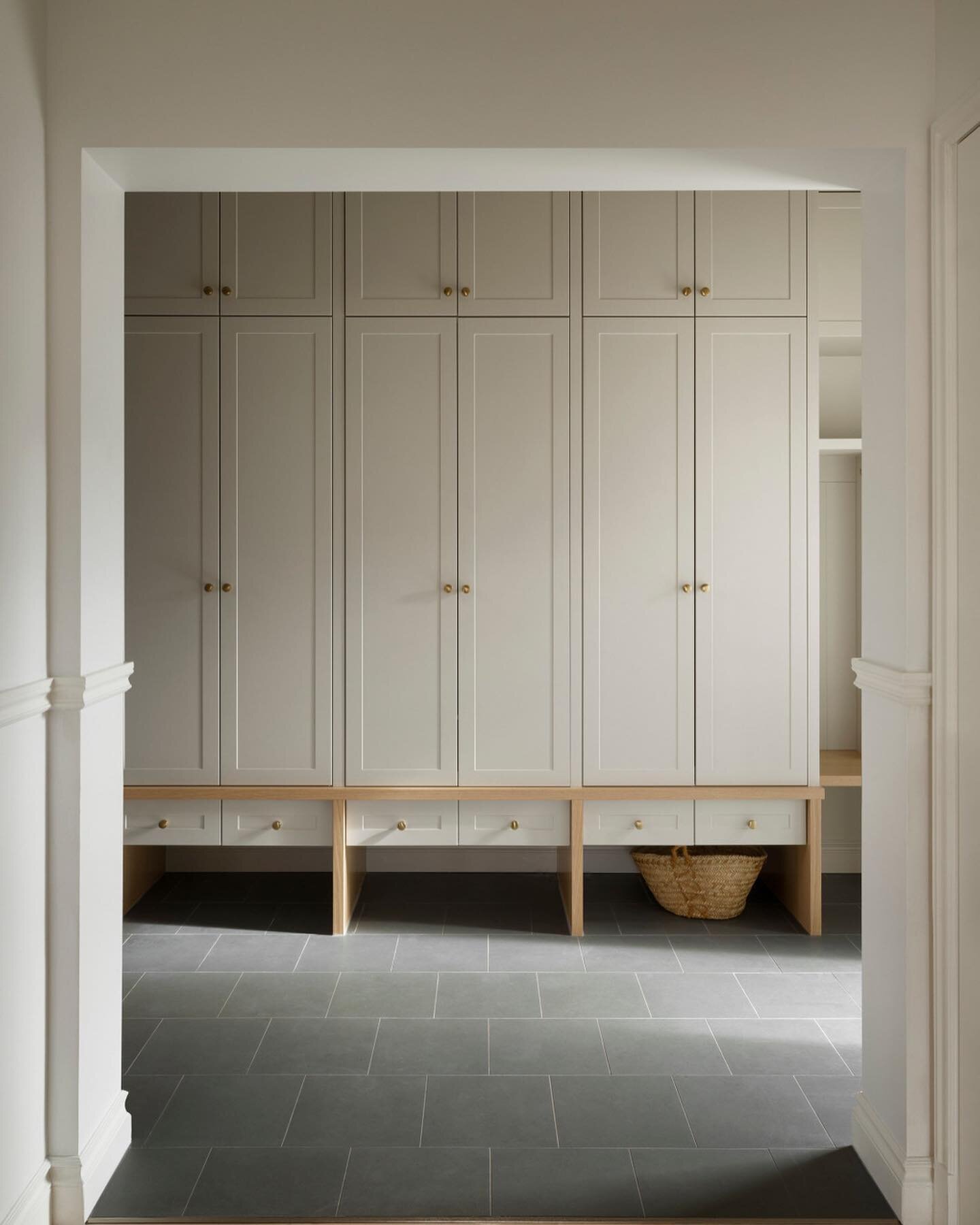 For families, a mud room can never be big enough, or have enough storage, or be clean enough, but I think the mud room addition from our  #lthtradisrad project comes close 🤍
⠀⠀⠀⠀⠀⠀⠀⠀⠀
Photography by @eymeric.widling 
⠀⠀⠀⠀⠀⠀⠀⠀⠀
#smmakelifebeautiful #