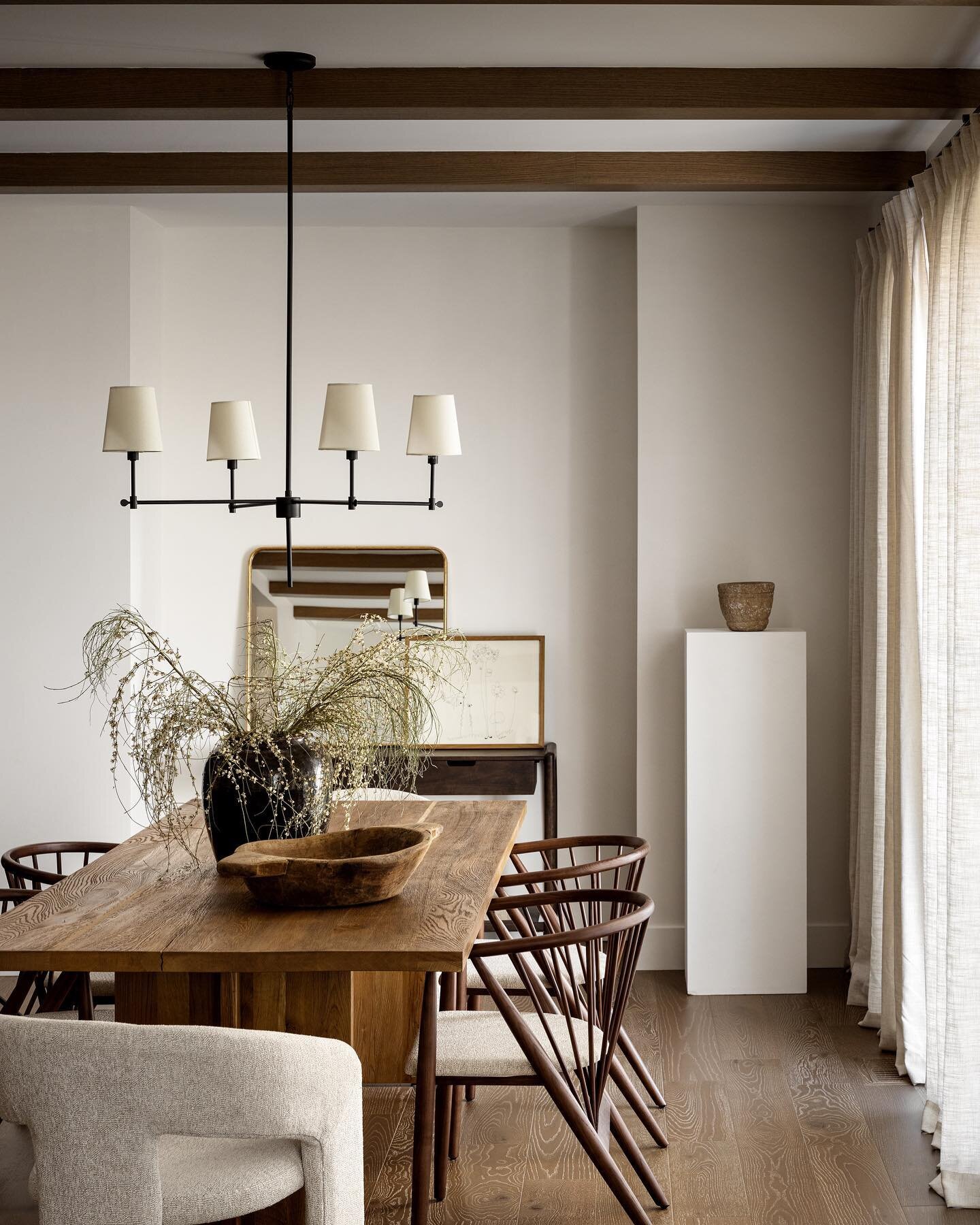 Simple and serene dining room from #lthheritagelake 🤍 // #lthomes
⠀⠀⠀⠀⠀⠀⠀⠀⠀
📷 @eymeric.widling 

#smmakelifebeautiful #mysmphome #sodomino #smplove #mycovetedhome #apartmenttherapy #theeverygirlathome #bhilivebeautifully #builderofinsta #currentdes