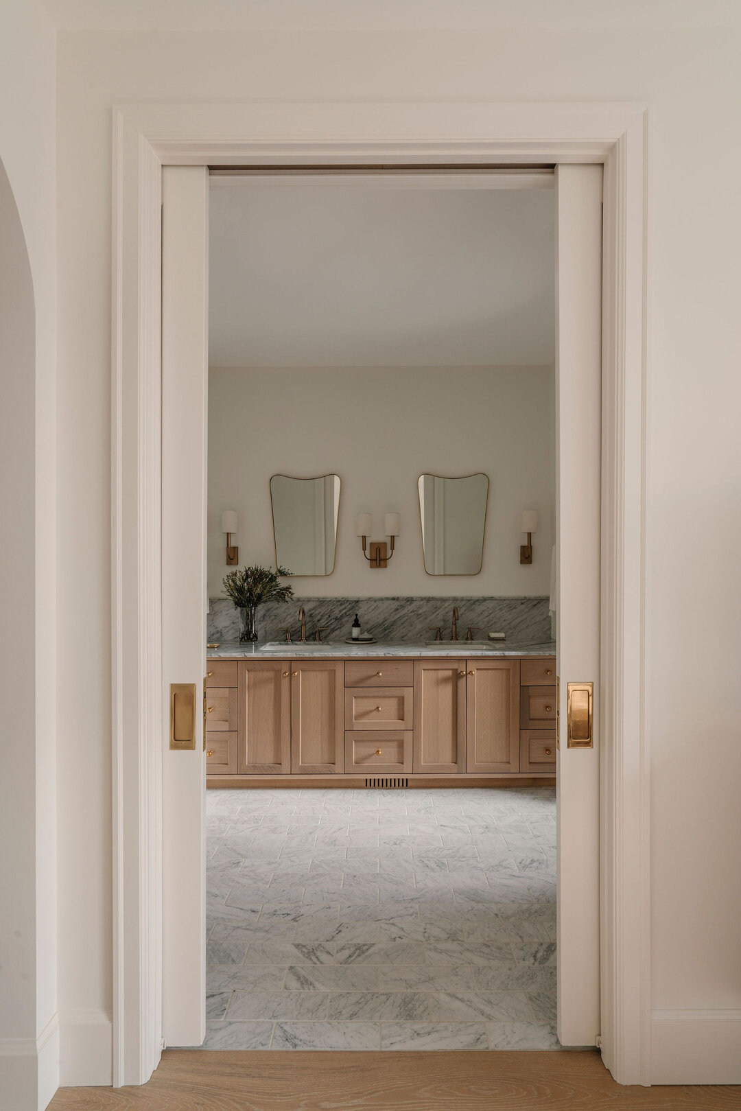 A clean and classic primary bath from #lthhouseon8th // #lthomes ​​​​​​​​​
Architectural @scaladesigns
Photography @mjay.photography

#smmakelifebeautiful #mysmphome #sodomino #smplove #mycovetedhome #apartmenttherapy #theeverygirlathome #bhilivebeau