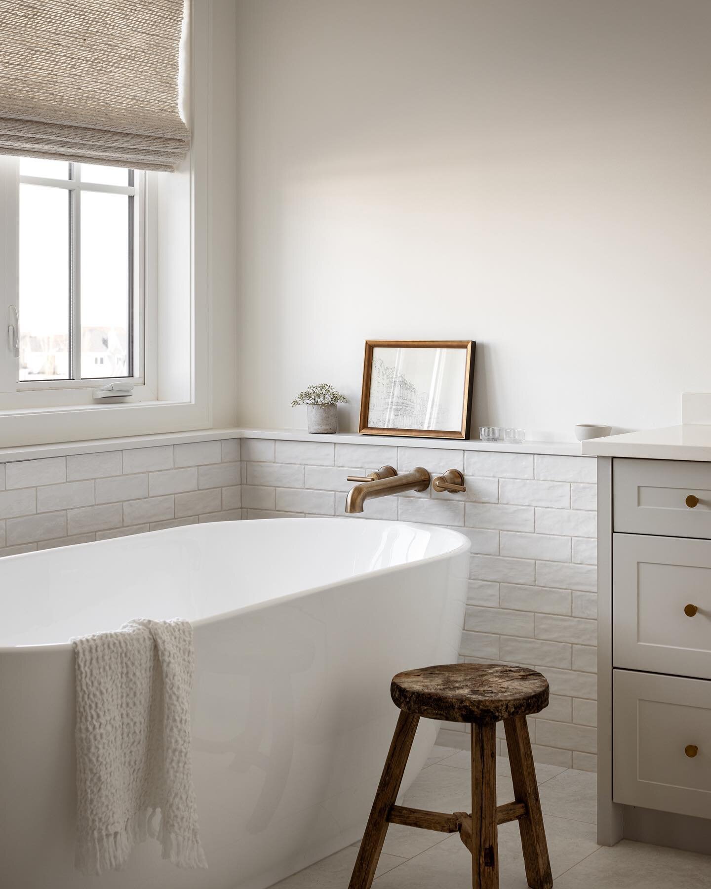 A quiet corner in the primary bath of our #lthheritagelake project 🤍

Wishing you a relaxing long weekend xo
⠀⠀⠀⠀⠀⠀⠀⠀⠀
📷 @eymeric.widling
⠀⠀⠀⠀⠀⠀⠀⠀⠀
#smmakelifebeautiful #mysmphome #sodomino #smplove #mycovetedhome #apartmenttherapy #theeverygirlath