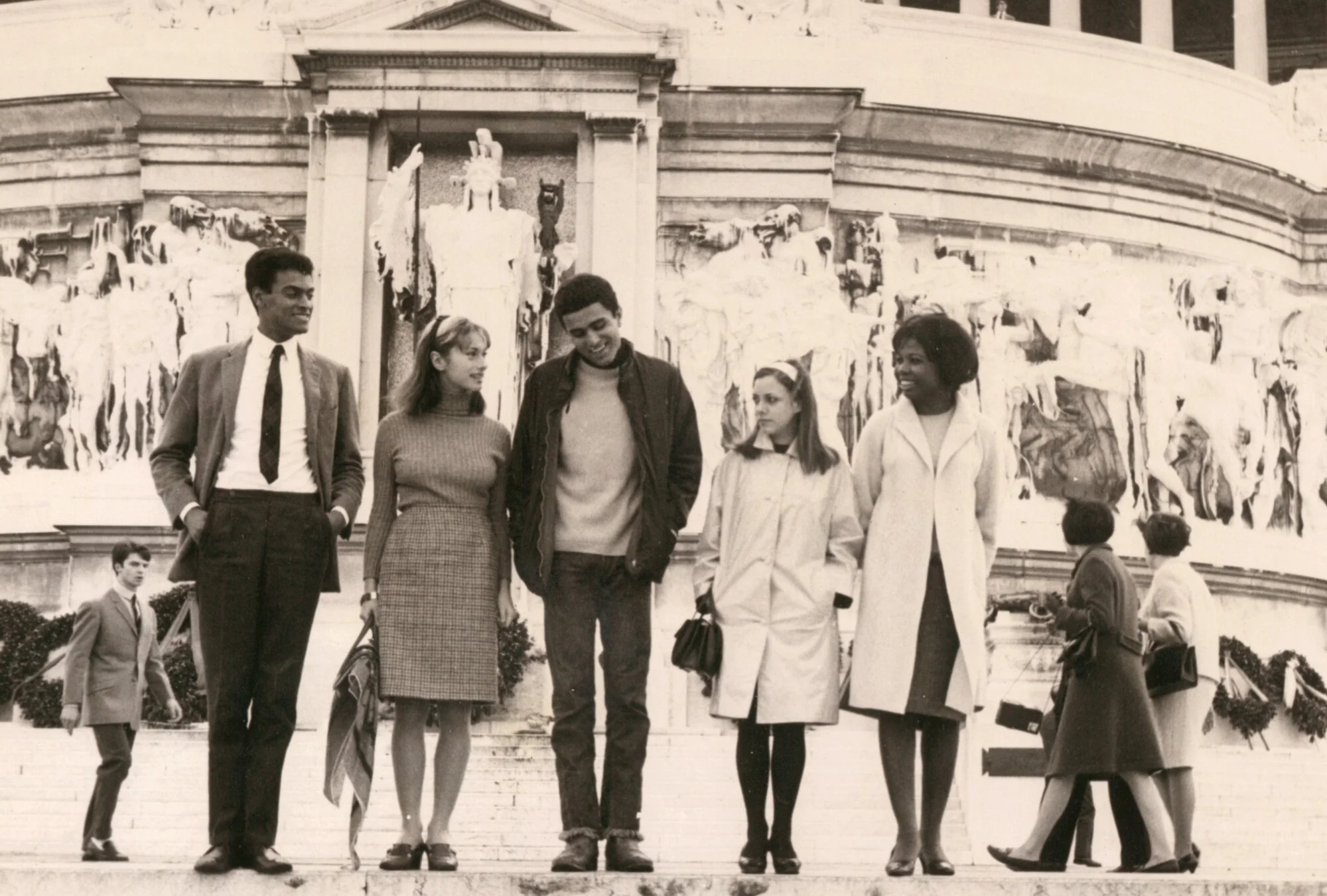 Foto di set de Il nero, scattata al Vittoriano di Roma nei primi mesi del 1966. Da sinistra: Mario Monaco, Orchidea De Santis, Silvano Manera, Alessandra Dal Sasso e Joy Nwosu. Autore/copyright: Gianfranco Transunto. Courtesy of: Emilia Vento