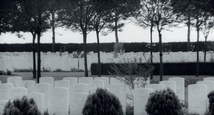Il nero di Giovanni Vento, la sequenza nel cimitero di guerra del Commonwealth di Cassino. Fotogramma