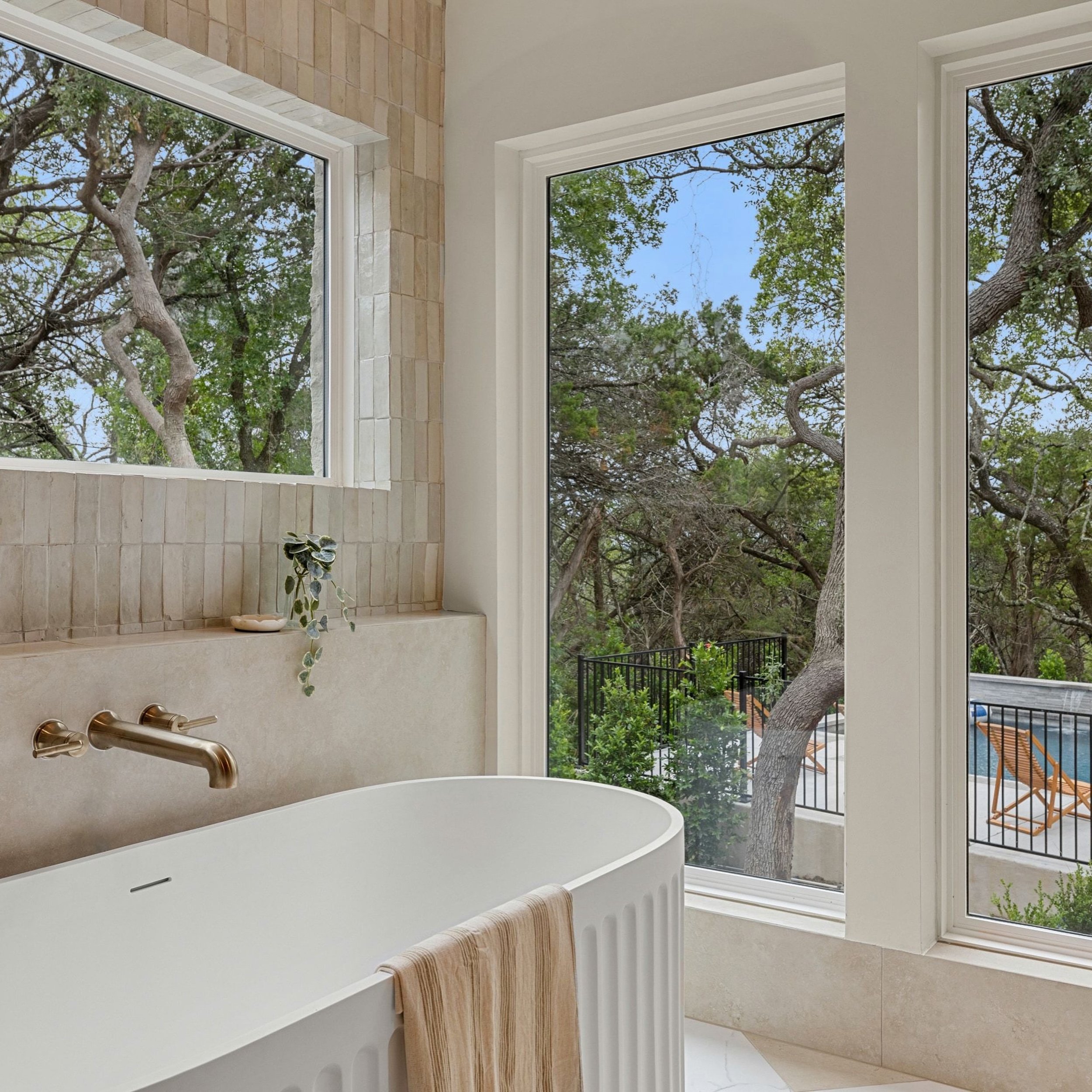 Still swooning over this primary bathroom at Flintridge

Fun fact: This spec project sold so fast I didn&rsquo;t even have time to arrange a photographer for a formal shoot, so we&rsquo;re making the most of these MLS photos okaaayy 😂 I think they s