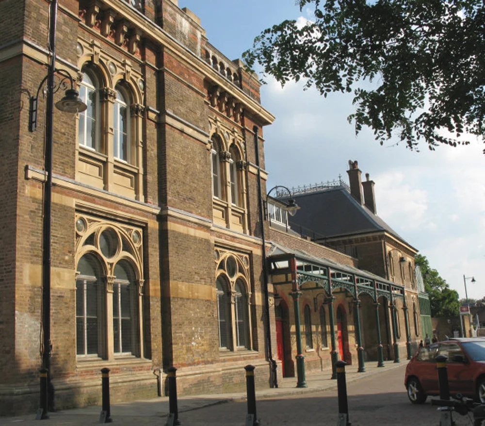 Exterior_of_Crystal_Palace_(low_level)_station_-_geograph.org.uk_-_840954.jpg
