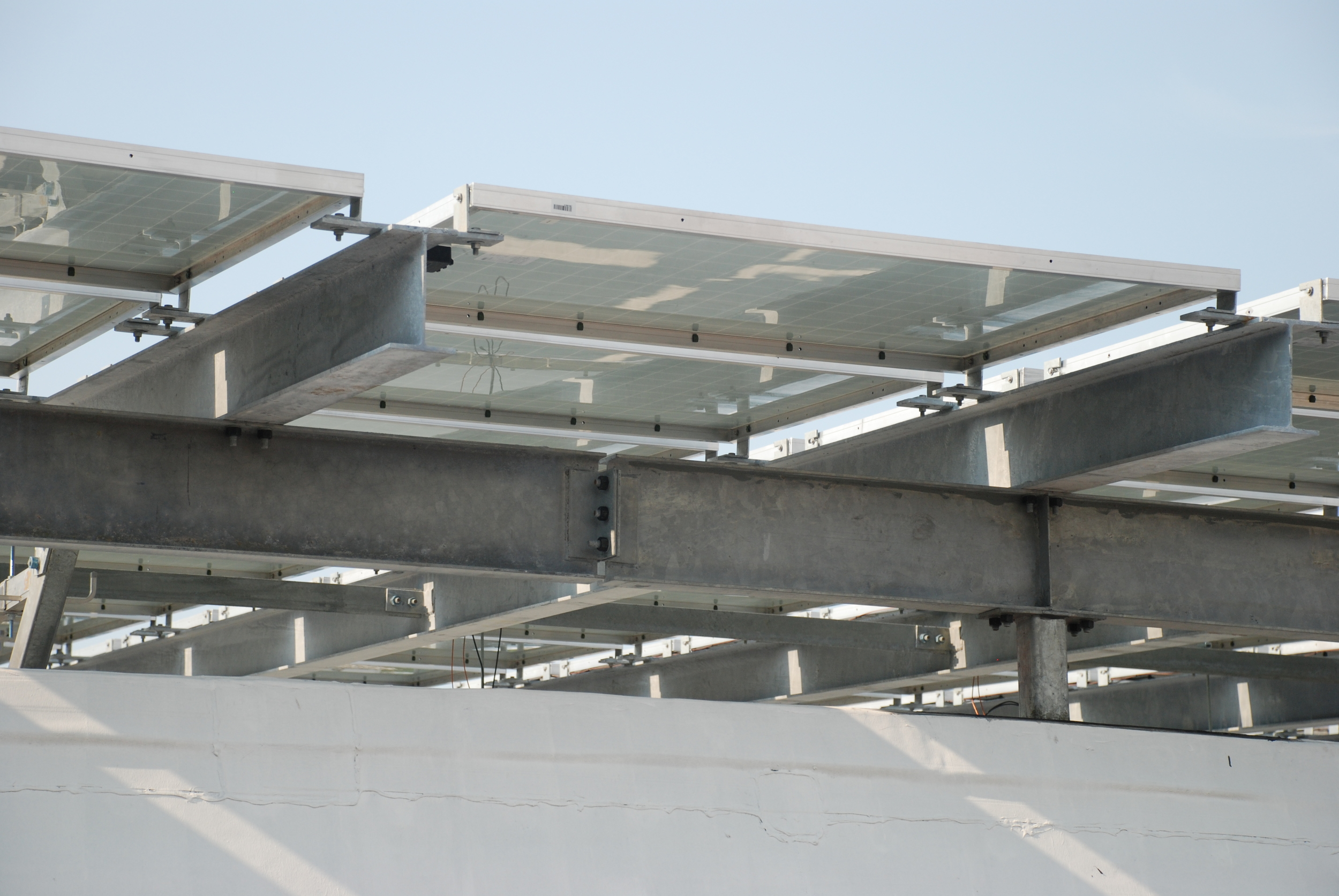 Photo 8: Cantilevering beams carried solar modules past the support beams and out over the Kallwall enclosure in order to reduce summertime solar radiation inside the air-conditioned space.