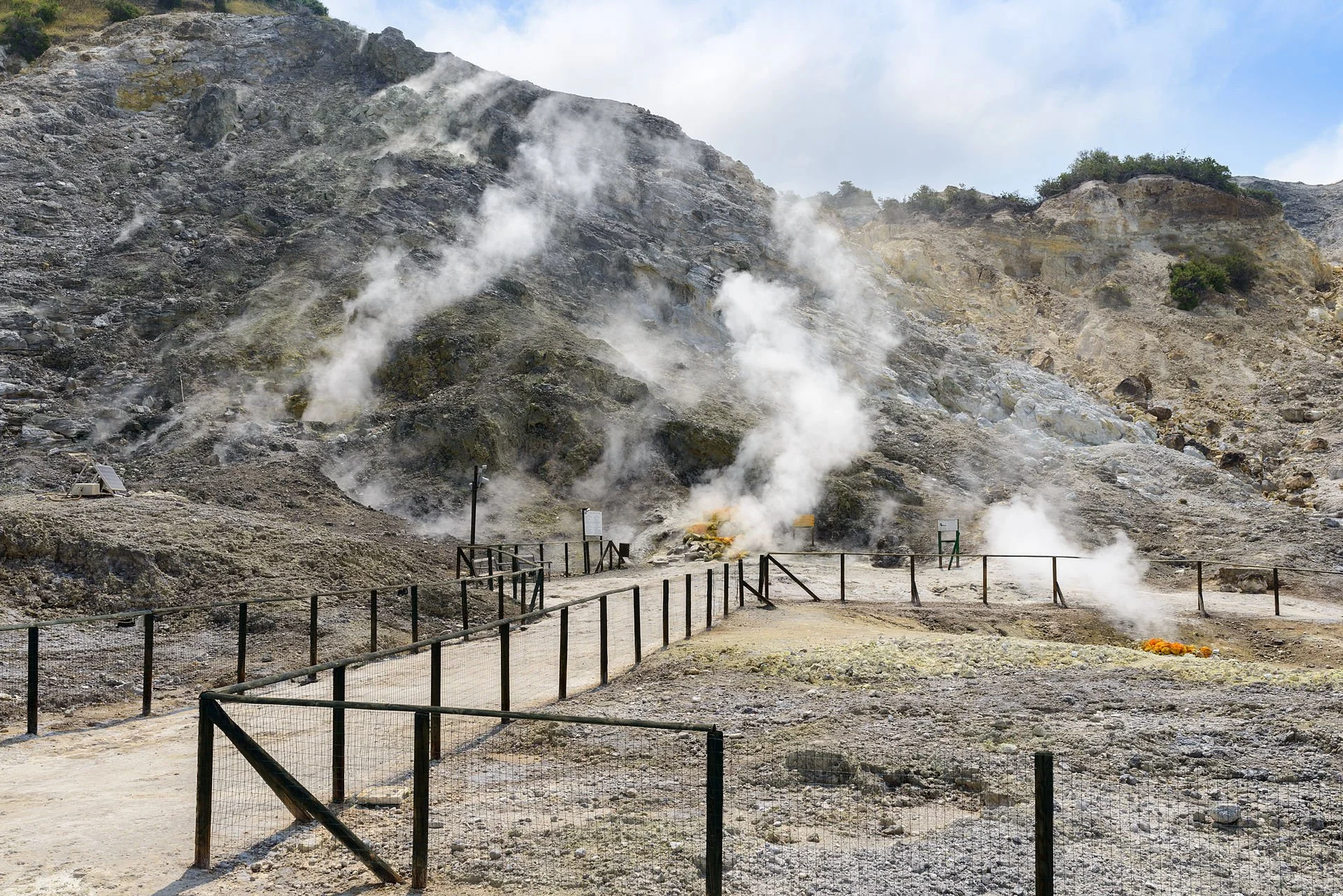 Solfatara_-_Pozzuoli_-_Campania_-_Italy_-_July_11th_2013_-_20-1.jpg