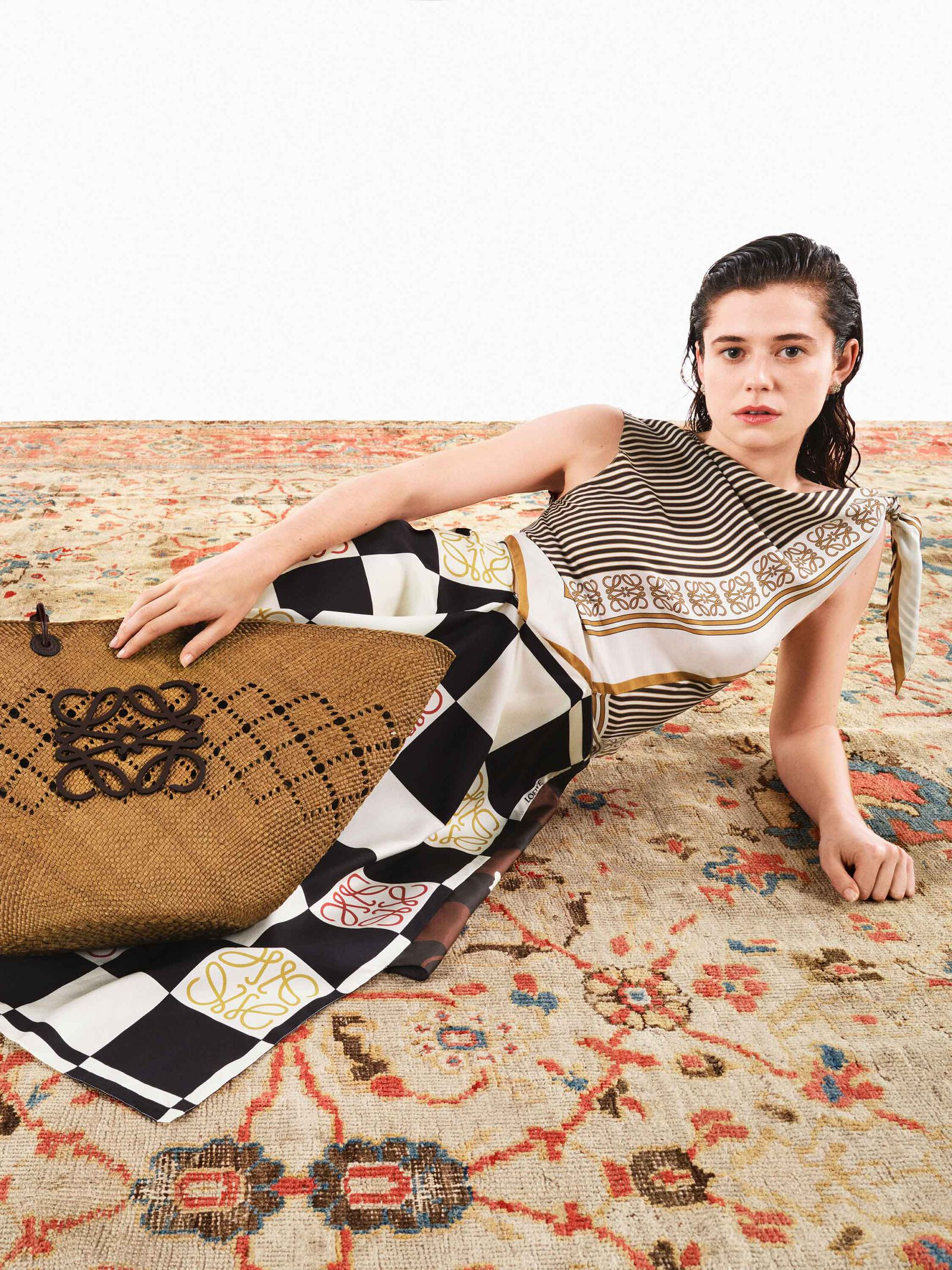 LOEWE_FW24_PAULAS_IBIZA_ALISON_OLIVER_RGB_CROPPED_2250x3000_26L.png