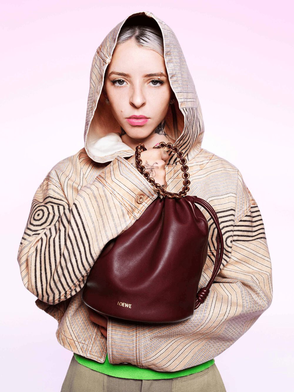 LOEWE_FW24_PAULAS_IBIZA_YOUNG_MIKO_RGB_CROPPED_2250x3000_61H.png