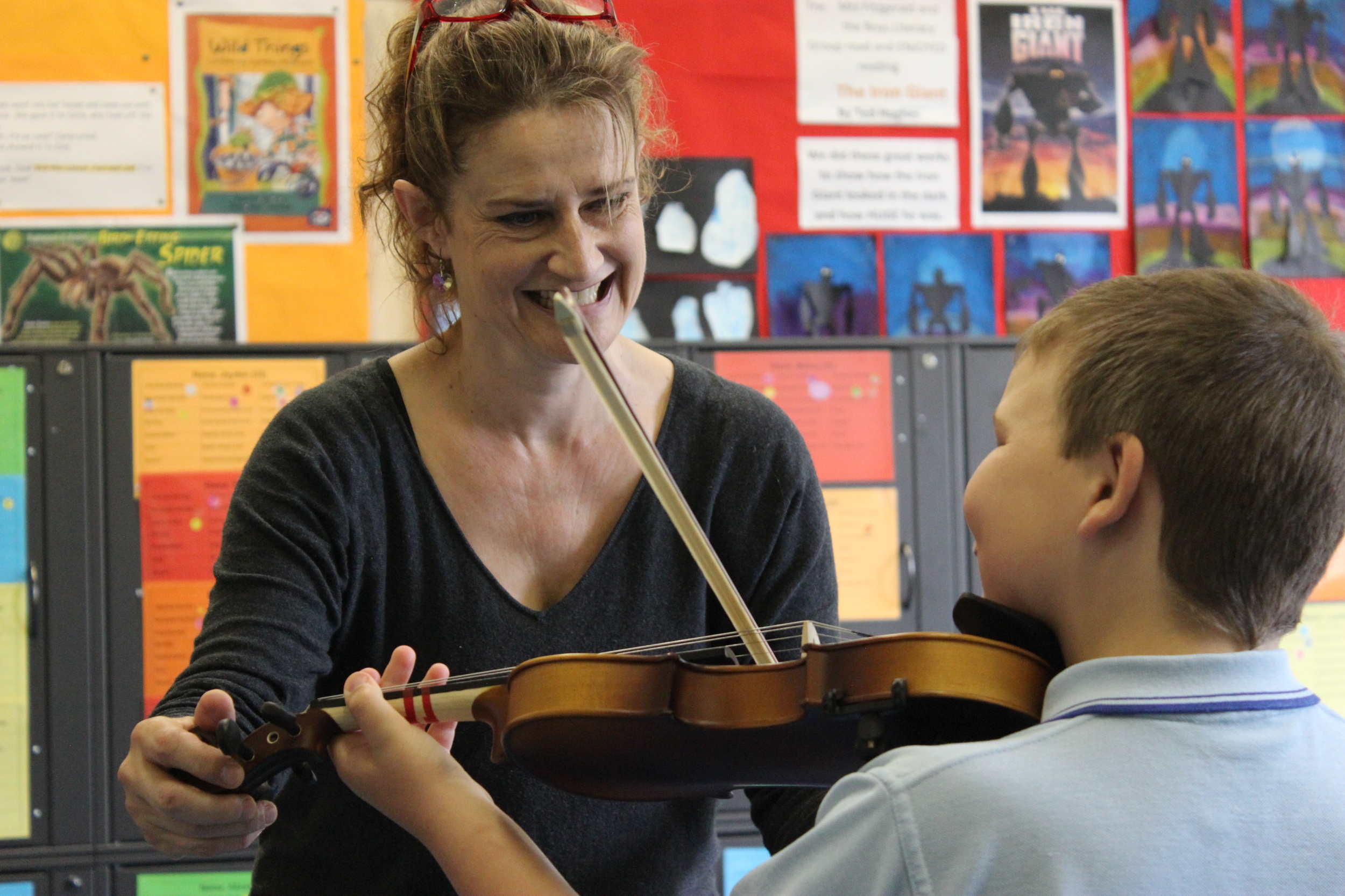 Kirsten Williams working with a Goulburn Strings project student