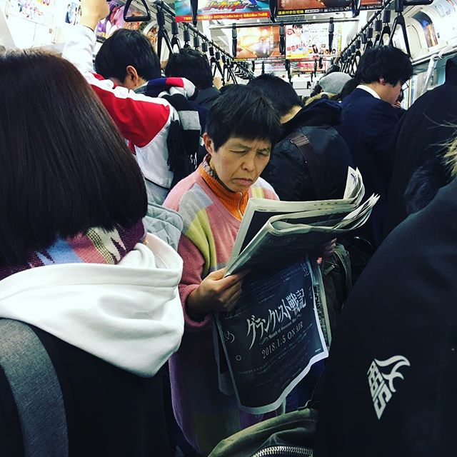 Reading seriously...
真剣に読んでるね
#streetphotography #tokyosubway #femalephotographer #スナップ