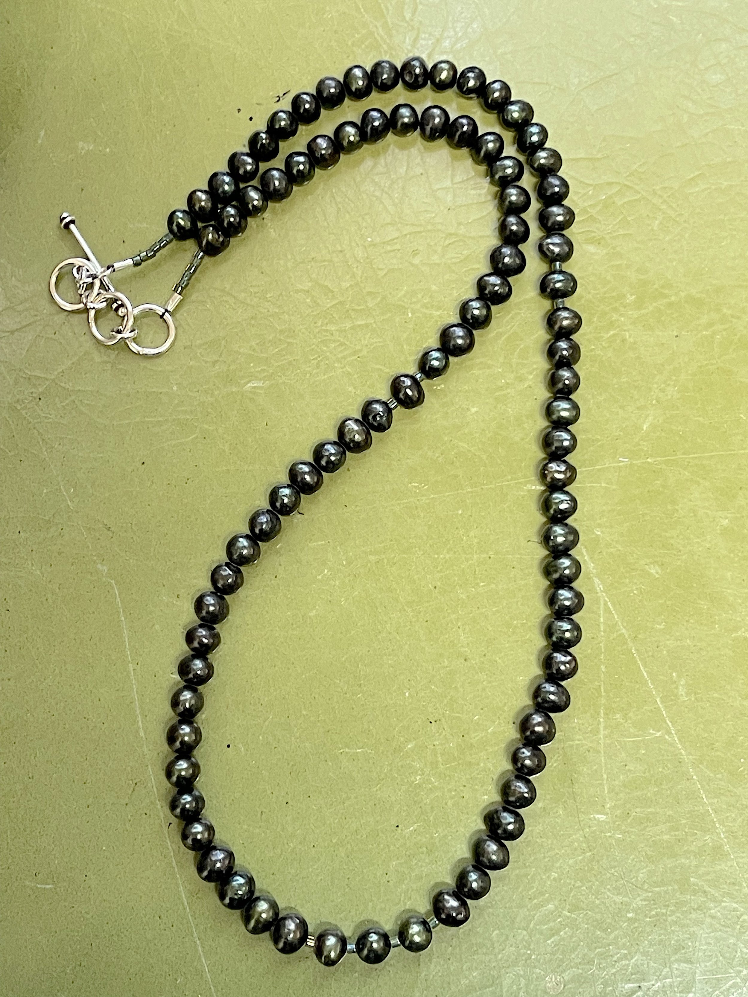 Iris Green Pearls cuved.jpg