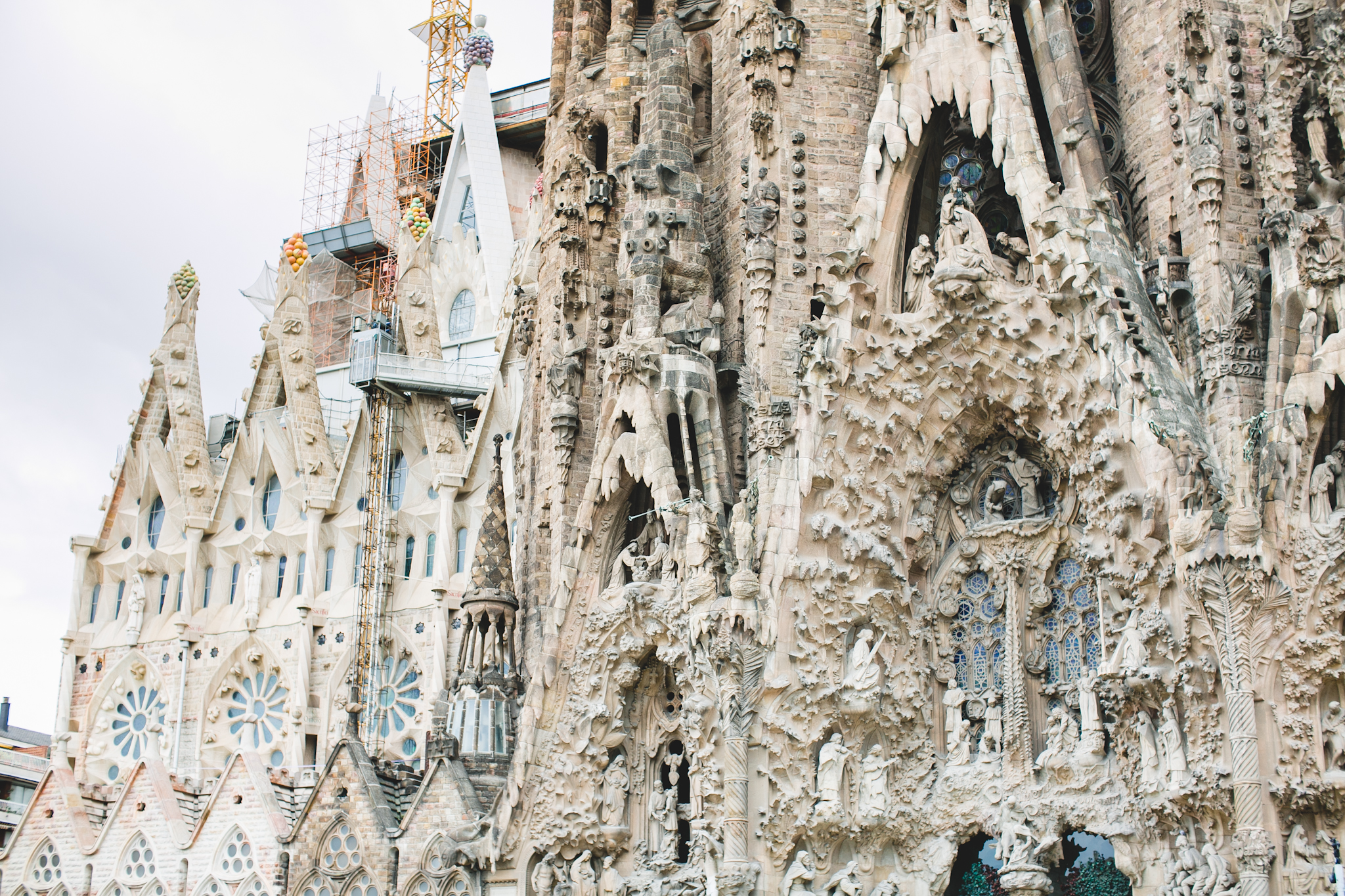 Isn't it amazing how you can differenciate the old portions of the church from the new? And yes, those are fruit sculptures on the top left portion.