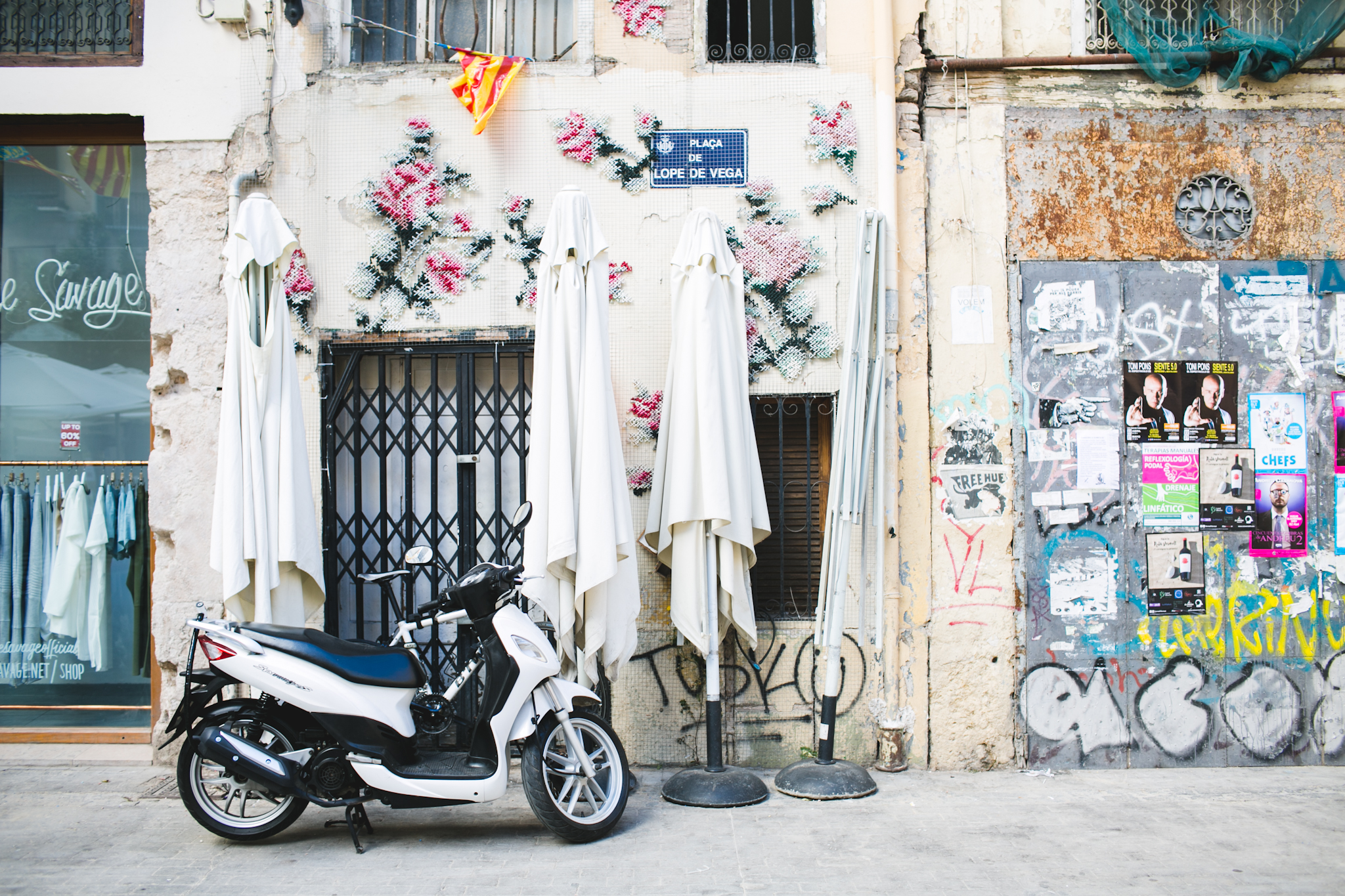 Here's a visual glimpse of what made Valencia so confusingly beautiful: Romantic vs. grunge + old versus new. 