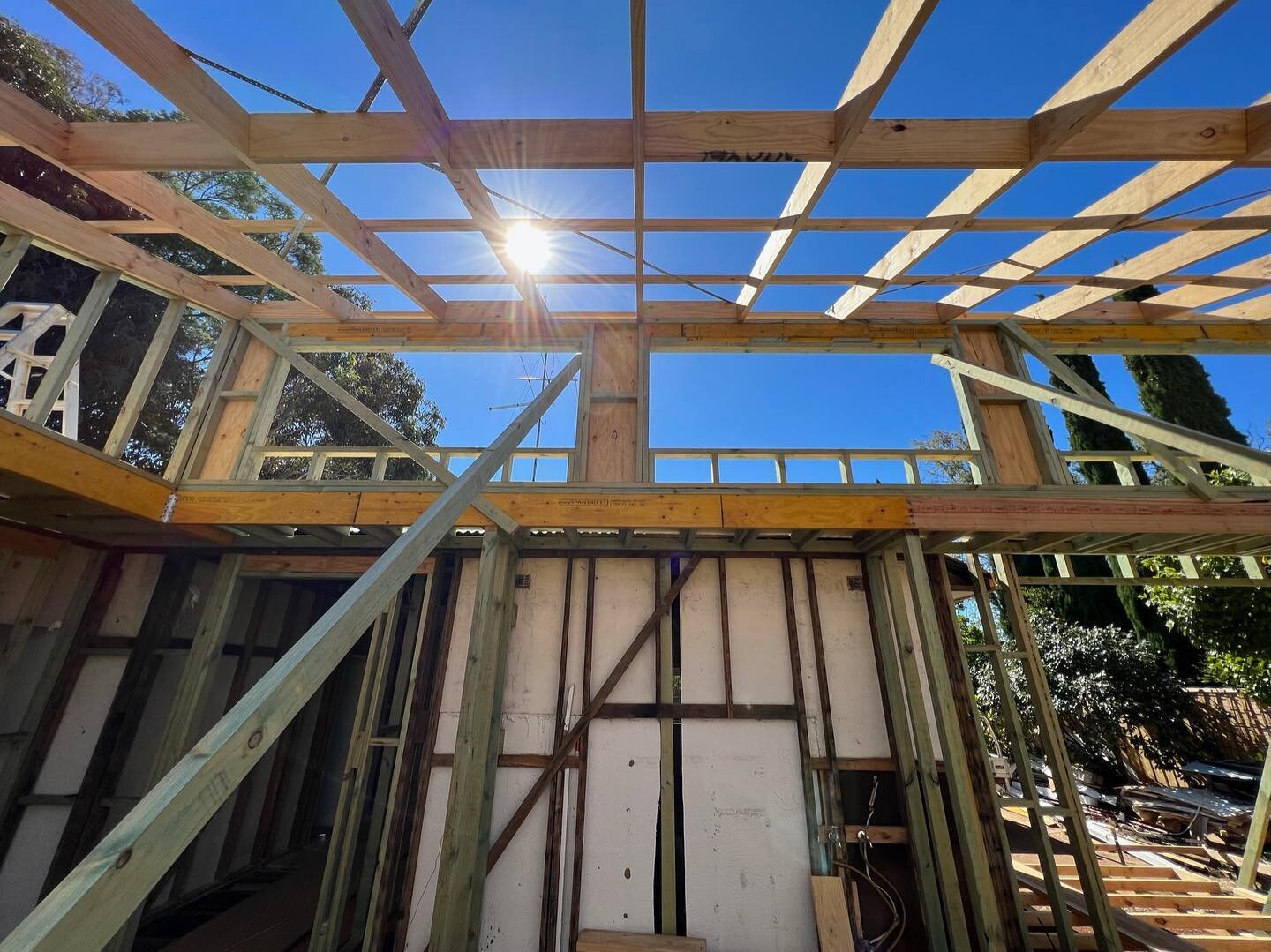 Windows framing the outdoor at our Daylesford site.

#renovation #residentialarchitecture #australianarchitects #herestudio #daylesford