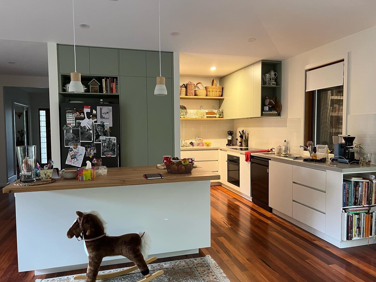 It&rsquo;s lovely to see our recently completed Daylesford project inhabited !

#kitchendesign #renovation #residentialdesign #herestudio