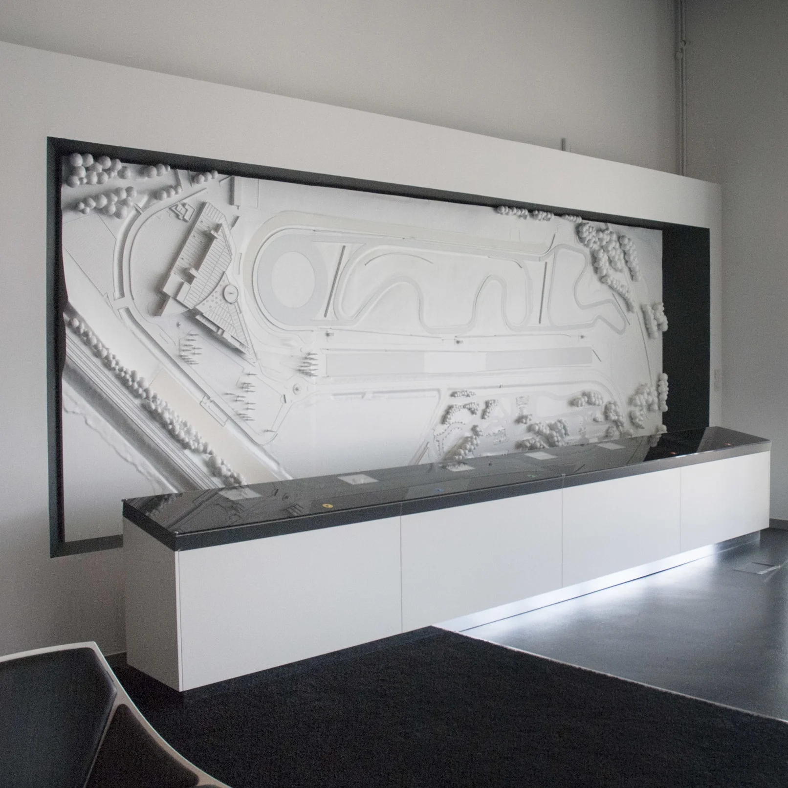 Mercedes_Wall_Model_06.jpg