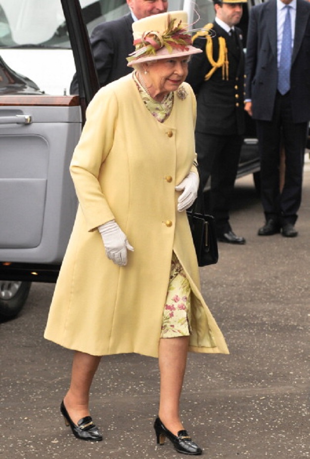 queen elizabeth pale buttercup coat.jpg