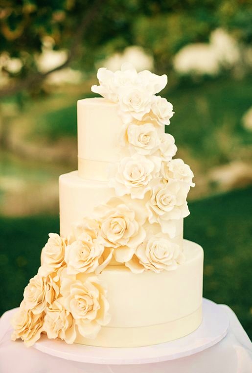wedding cake flower garland.jpg
