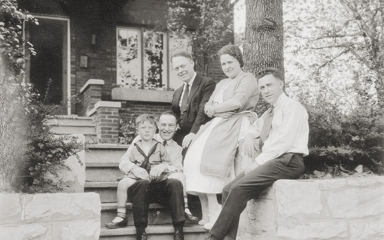 Frank King (à droite), en compagnie de son fils Robert, de son beau-frère Walter Drew et des époux William et Gertie Gannon — photo ©King