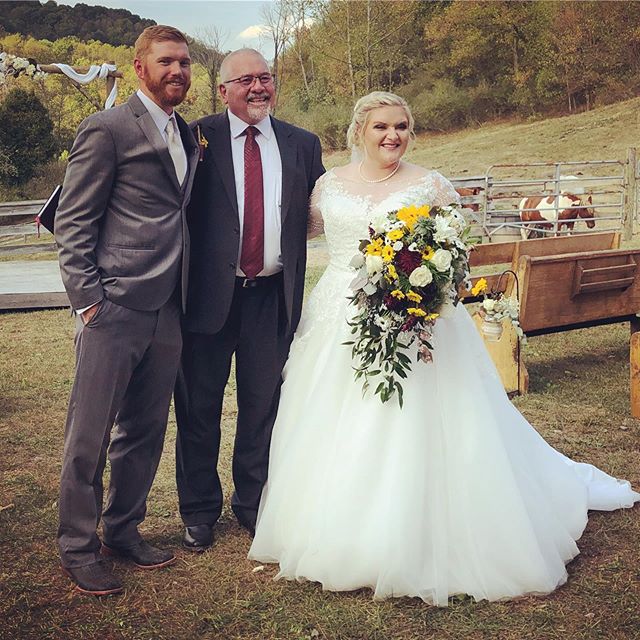 Jim pulling double duty as winemaker and wedding officiant! 👰🤵Congratulations Randy and Kelsey from everyone at Batton Hollow 💛 #wedding #wine #love #battonhollowwinery