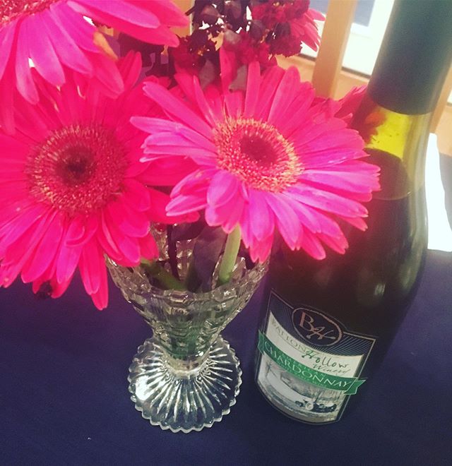 Enjoy the fresh, crisp bouquet of Batton Hollow Chardonnay 💕 #notsummeranymore #flowers #summerflowers #chardonnay #chardonnayallday #poetanddidntknowit #battonhollowwinery