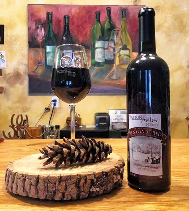 Stop by the winery after #blackfriday shopping for a taste of this delicious wine...Renegade Red!!! Buy a case of any wine (or a mixed case) and get 2 souvenir glasses for free 🍷❤️ #renegade #shopping #winetasting #battonhollowwinery