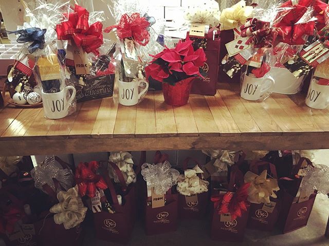 We are ready for the Kris Kringle Market tomorrow!! Don&rsquo;t forget to grab one of these gorgeous specialty wine baskets or seasonal 4 packs🍷🎁 we open at 10!! #smallbusinesssaturday #kriskringlemarket #shopping #battonhollowwinery