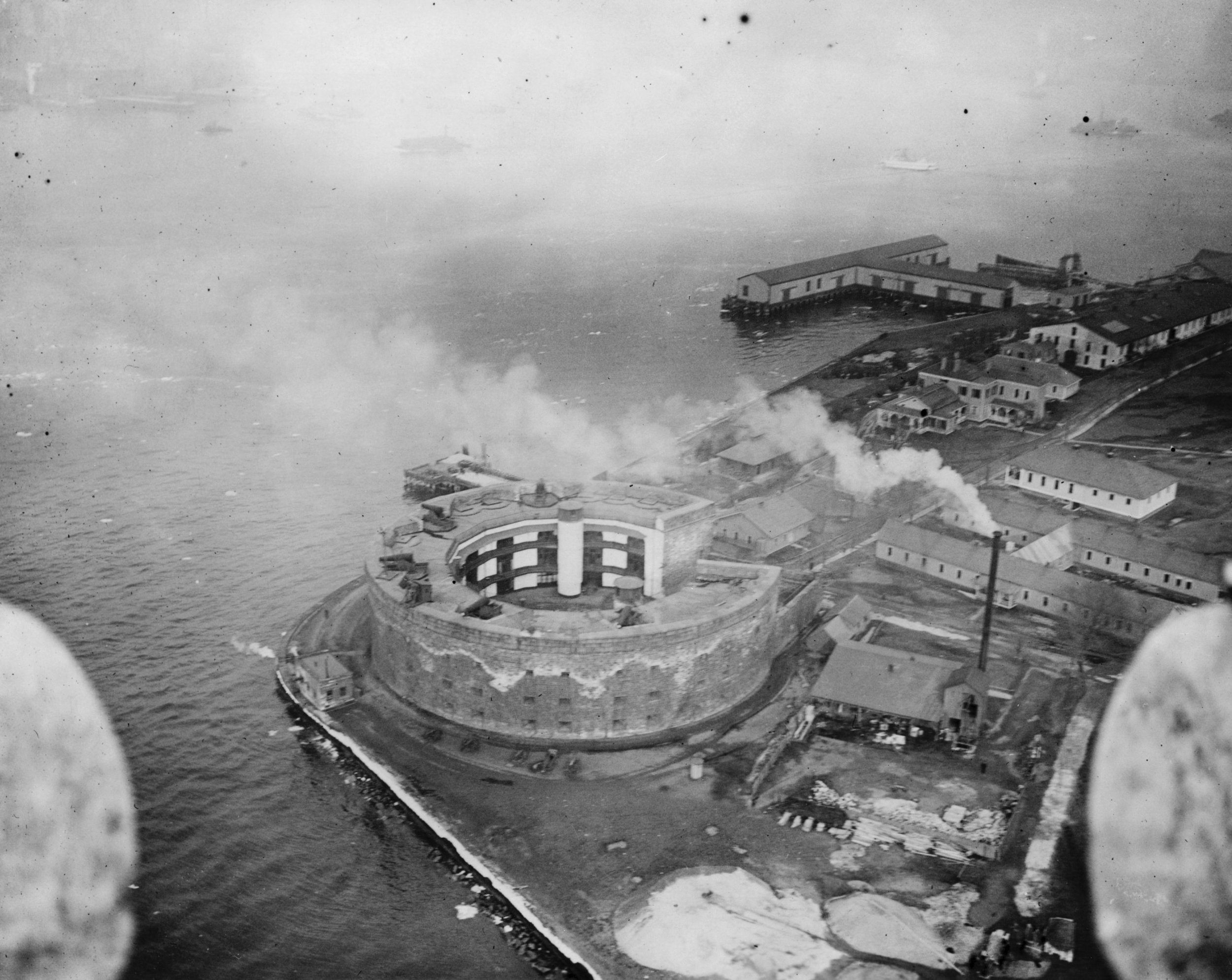 Castle_Williams_from_the_air,_Governor's_Island,_1912.jpg